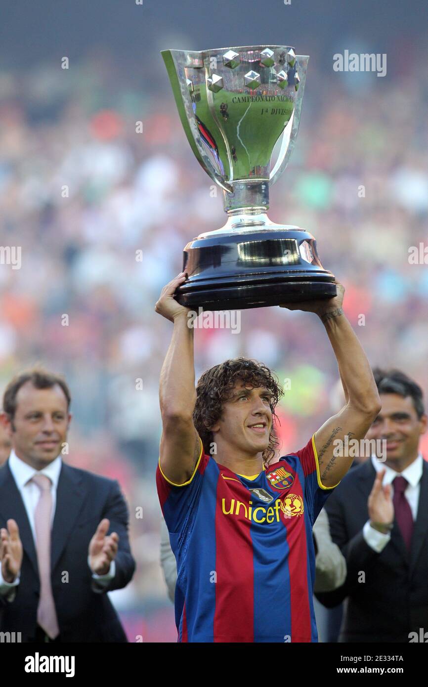 Barcelona's Carles Puyol is seen with the Spanish Liga winner Cup, prior the 45th Joan Gamper Trophy Soccer match, FC Barcelona vs AC Milan at Camp Nou in Barcelona, Spain, on August 25, 2010. Photo by Manuel Blondeau/ABACAPRESS.COM Stock Photo