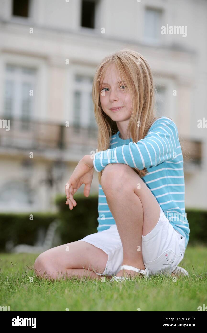 melusine-mayance-poses-for-the-photocall-elle-s-appelait-sarah-during