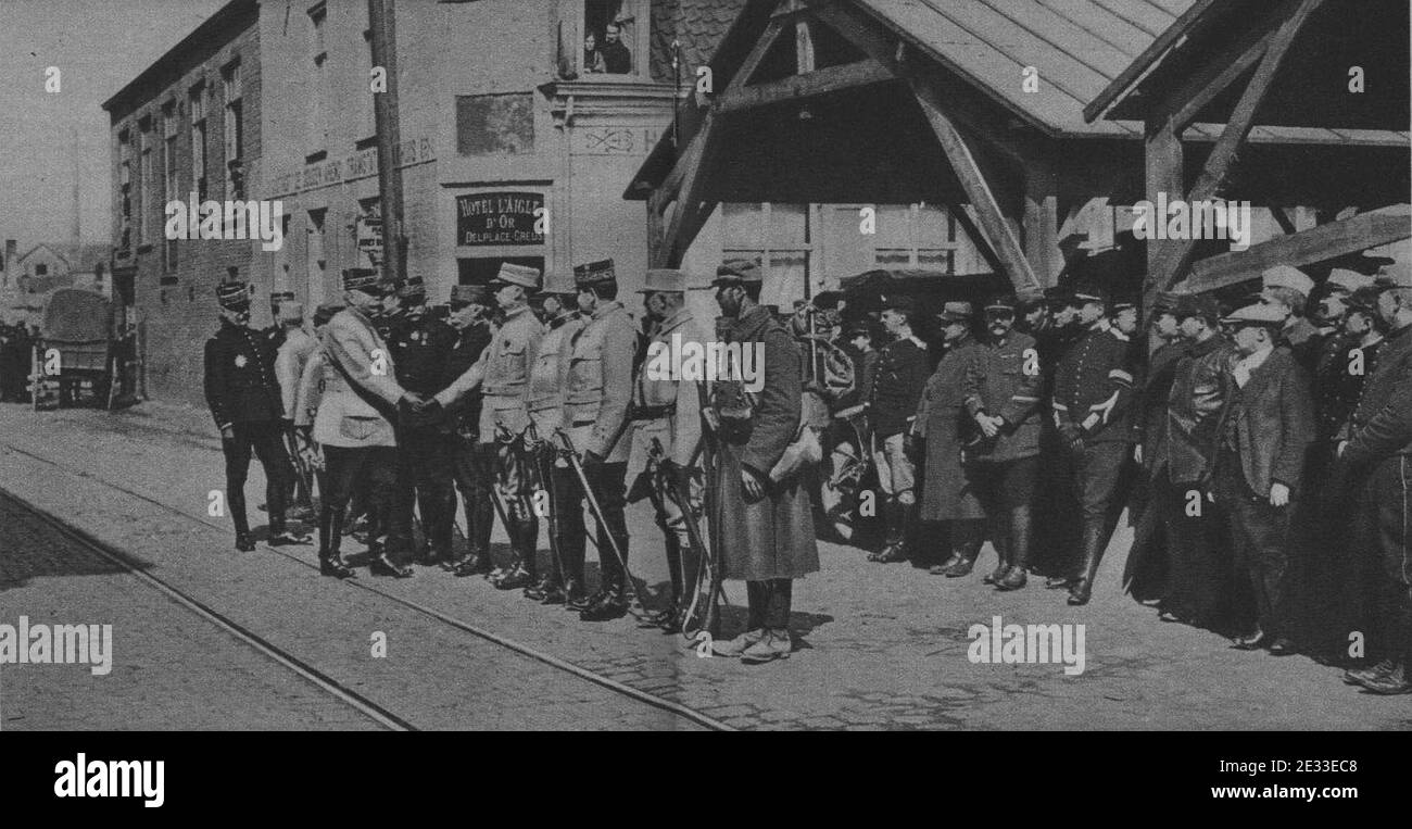 M 73 centrale Joffre décorant uns soldat MM Jamotte, Schmitt, Mazure, Henon, Lemoine, Fastrez et un gen division Foch html 44a47752. Stock Photo