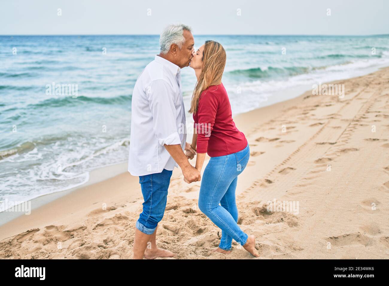 Elderly hispanic couple kiss hi-res stock photography and images - Alamy