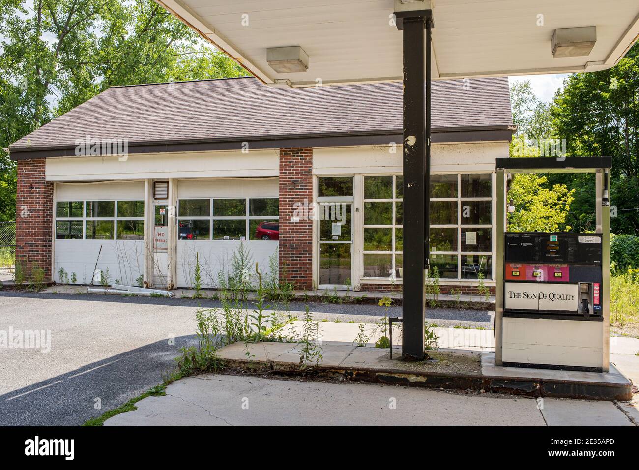 A gas station closed lack of business Stock Photo Alamy