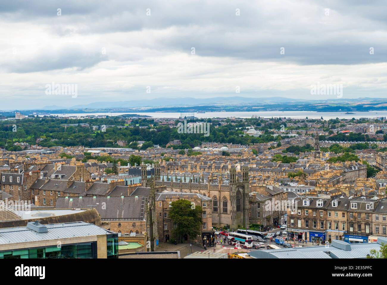 Blick vom Calton Hill aus auf Edinburgh und die St. Pauls und St. Georges Kirche Stock Photo