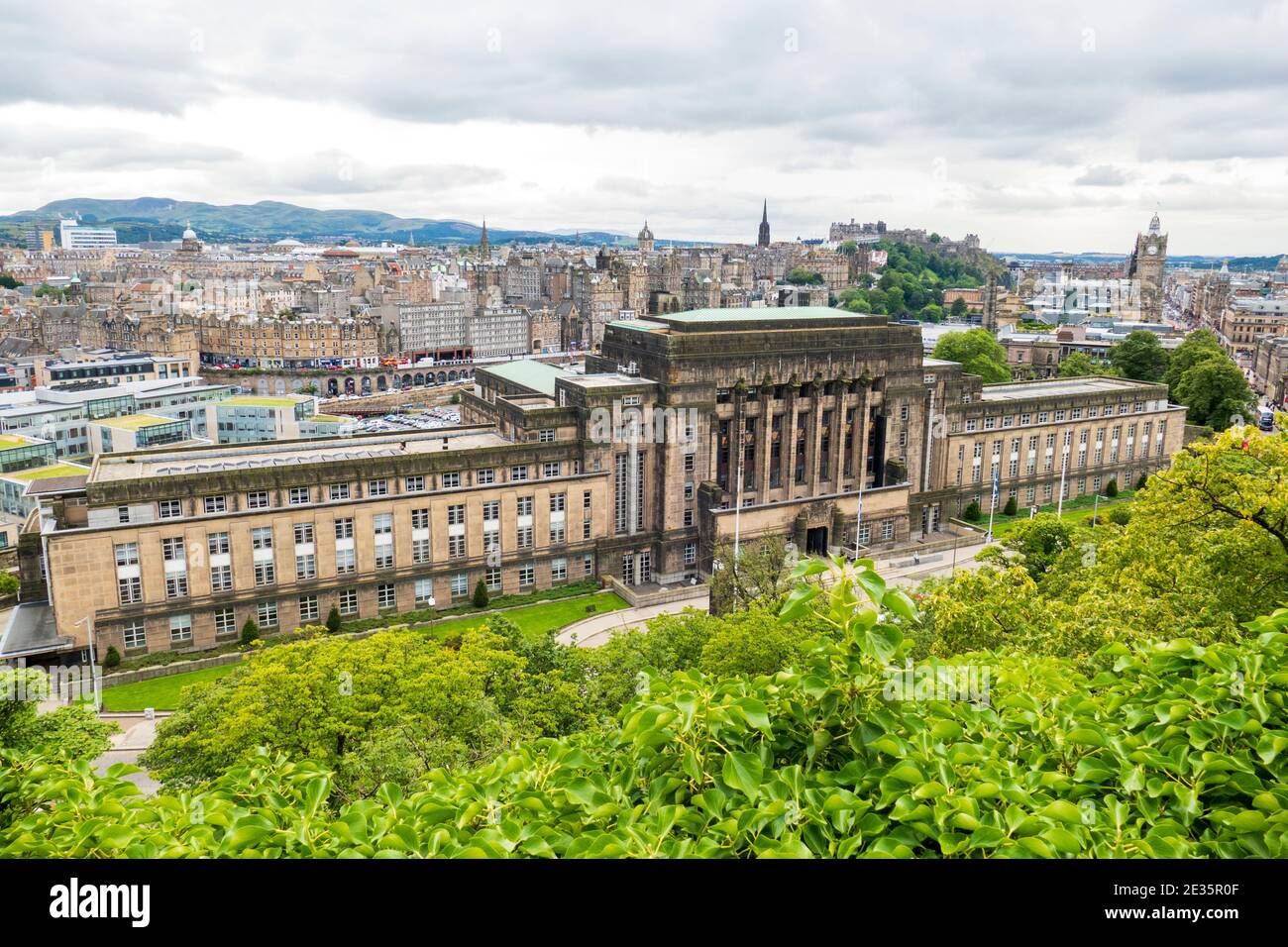 Blick vom Calton Hill auf das Parlamentsgebäude und die Altstadt von  Edinburgh Stock Photo