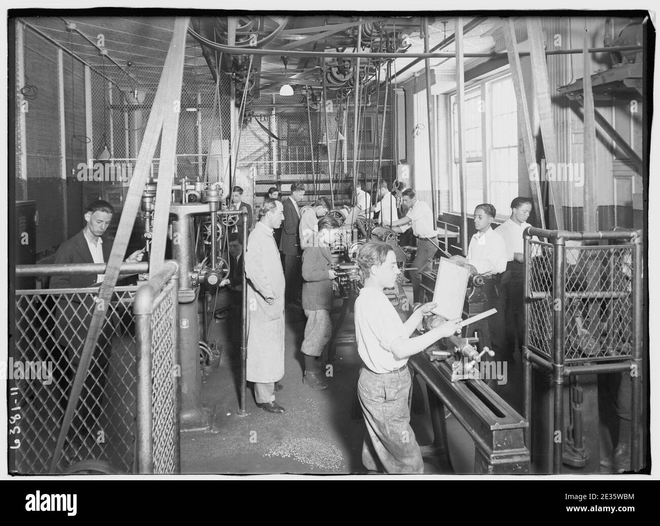 Machine shop class Stock Photo Alamy