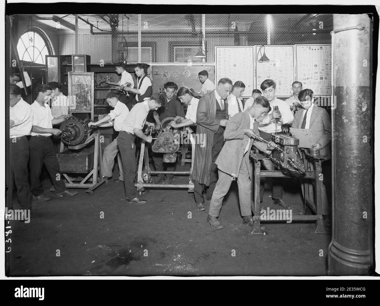 Machine shop class Stock Photo Alamy