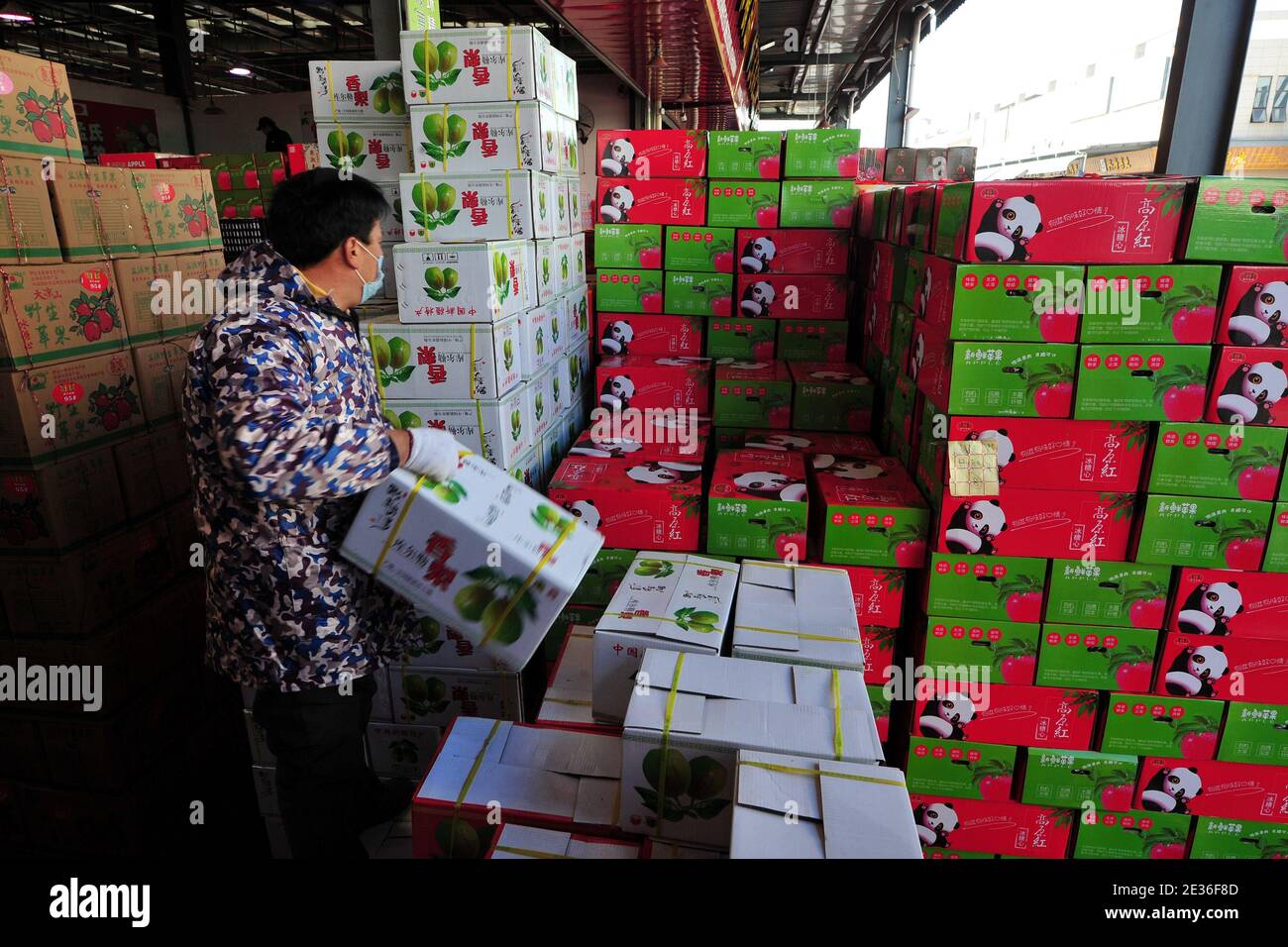 Merchants and customers are busy with selling and buying fruits in fruit wholesale market in Jinhua City, east China¯s Zhejiang Province, 14 January 2 Stock Photo