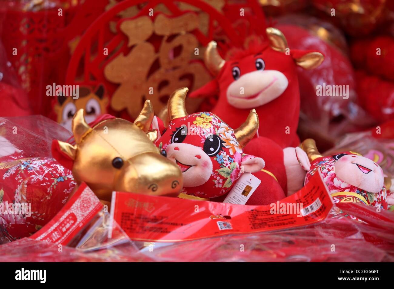 Spring Festival goods with the element of "ox", which means good luck and happiness, become the "leading role" in the market and are favored by custom Stock Photo