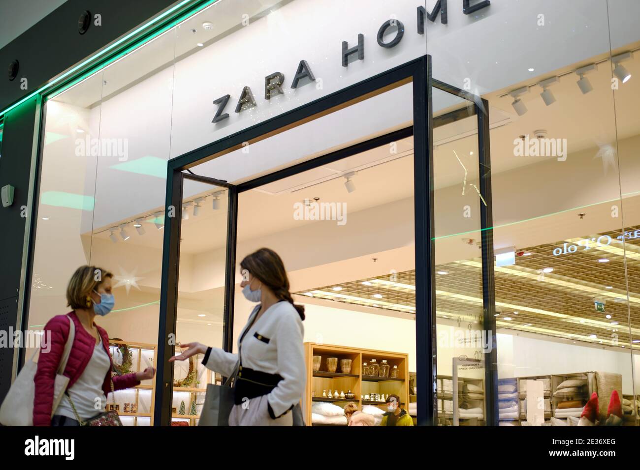 Zara Home shop and two woman in face mask - Moscow, Russia, December 17,  2020 Stock Photo - Alamy
