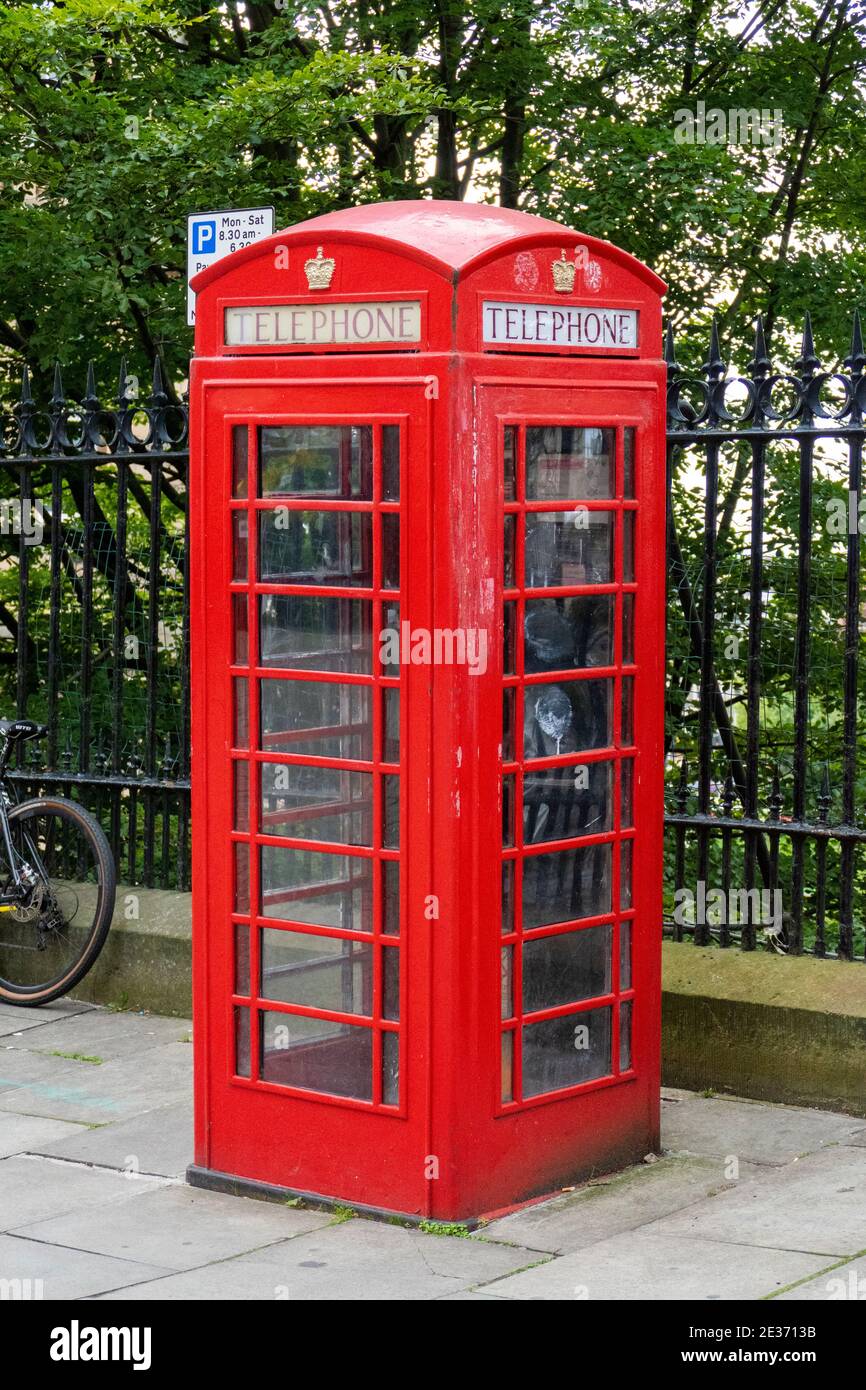 Typisch britische, rote Telefonzelle in Edinburgh Stock Photo