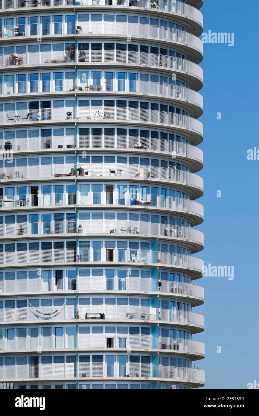 Narrow high rise building hi-res stock photography and images - Alamy