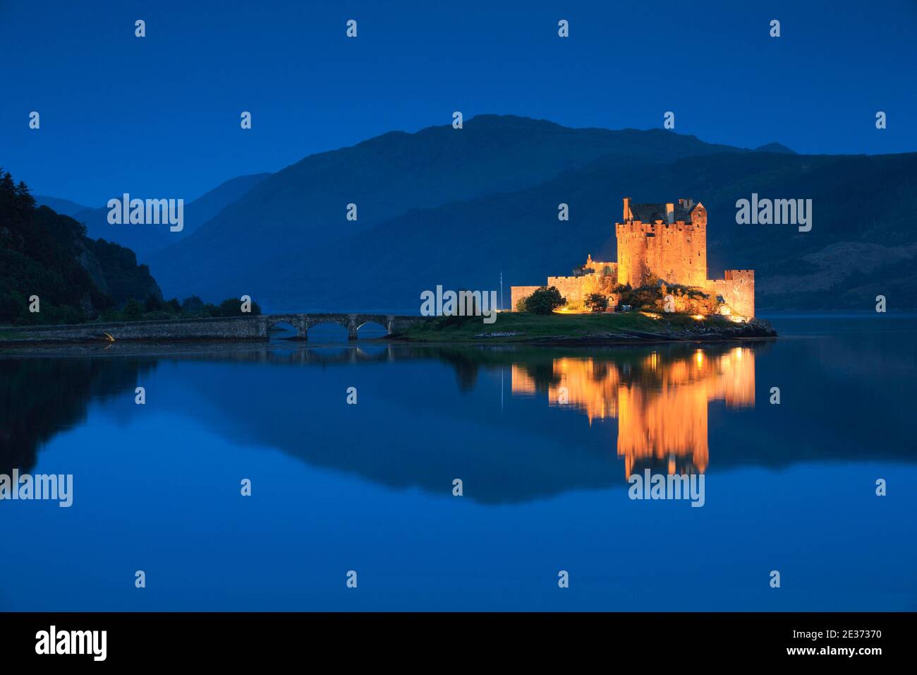 Eilean donan castle panorama at night hi-res stock photography and ...