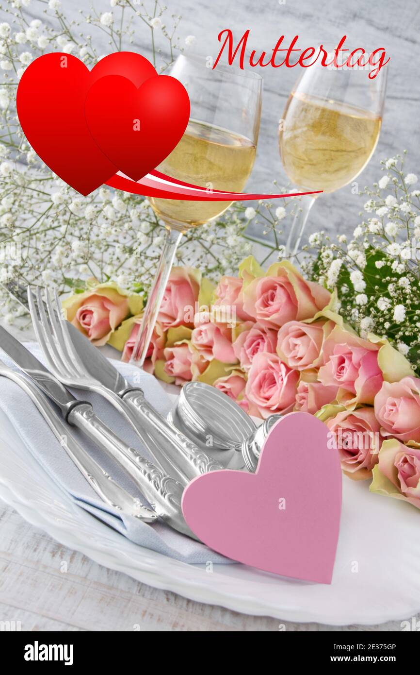Muttertag Rosen und Dinner Tischdekoration mit Herzen Stock Photo
