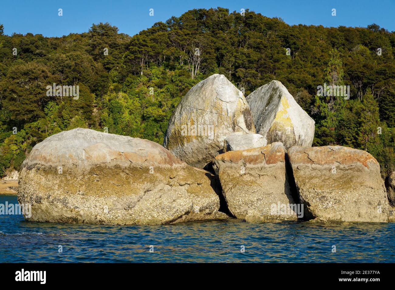 Tokangawhā or Split Apple Rock, a granite split rock in the shape of an apple in Tasman Bay, Abel Tasman National Park, South Island, New Zealand. Stock Photo