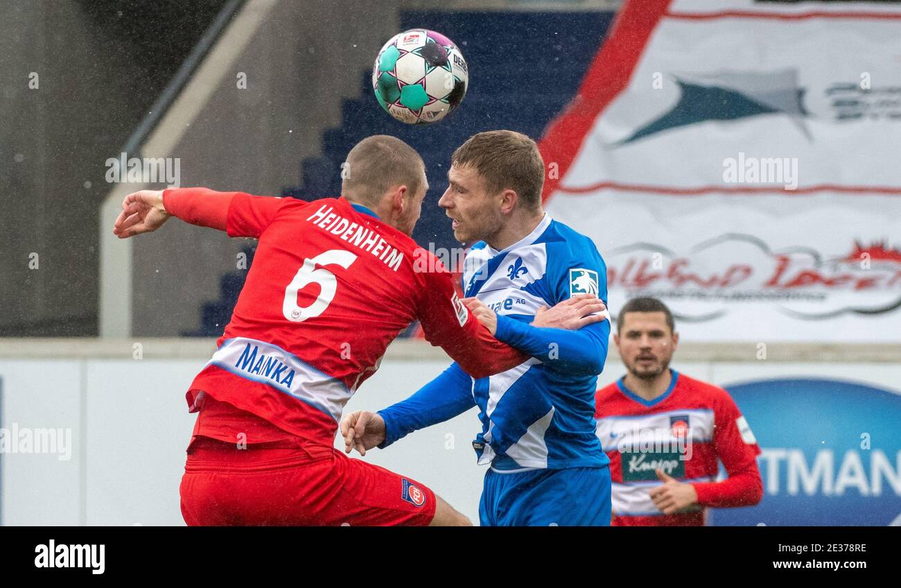 Heidenheim, Germany. 17th Jan, 2021. Football: 2. Bundesliga, 1. FC Heidenheim - Darmstadt 98, Matchday 16 at Voith Arena. Heidenheim's Patrick Mainka (l) and Darmstadt's Felix Platte are in a header duel. Credit: Stefan Puchner/dpa - IMPORTANT NOTE: In accordance with the regulations of the DFL Deutsche Fußball Liga and/or the DFB Deutscher Fußball-Bund, it is prohibited to use or have used photographs taken in the stadium and/or of the match in the form of sequence pictures and/or video-like photo series./dpa/Alamy Live News Stock Photo