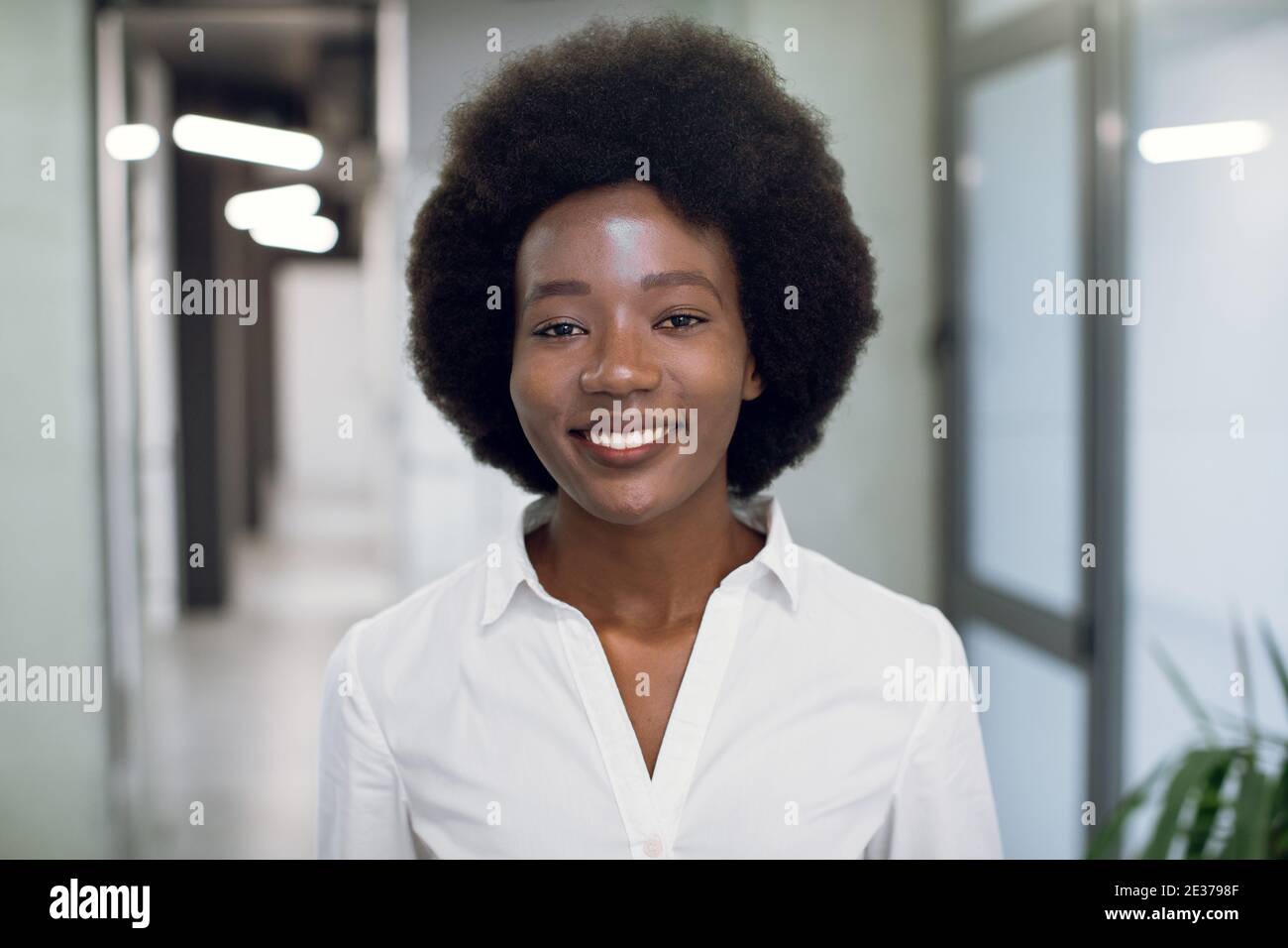 Close up face portrait of pretty smiling black young woman with afro ...