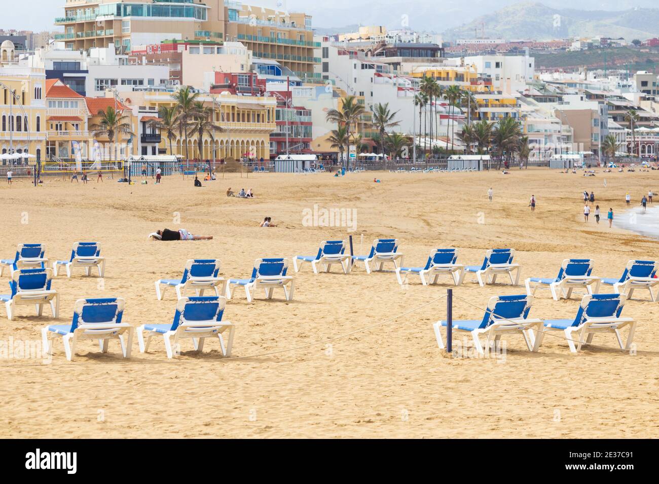 Las Palmas, Gran Canaria, Canary Islands, Spain. 17th January, 2021. Very  few tourists on the city beach in Las Palmas on Gran Canaria. A night time  curfew ( 22.00-06.00 ) - along