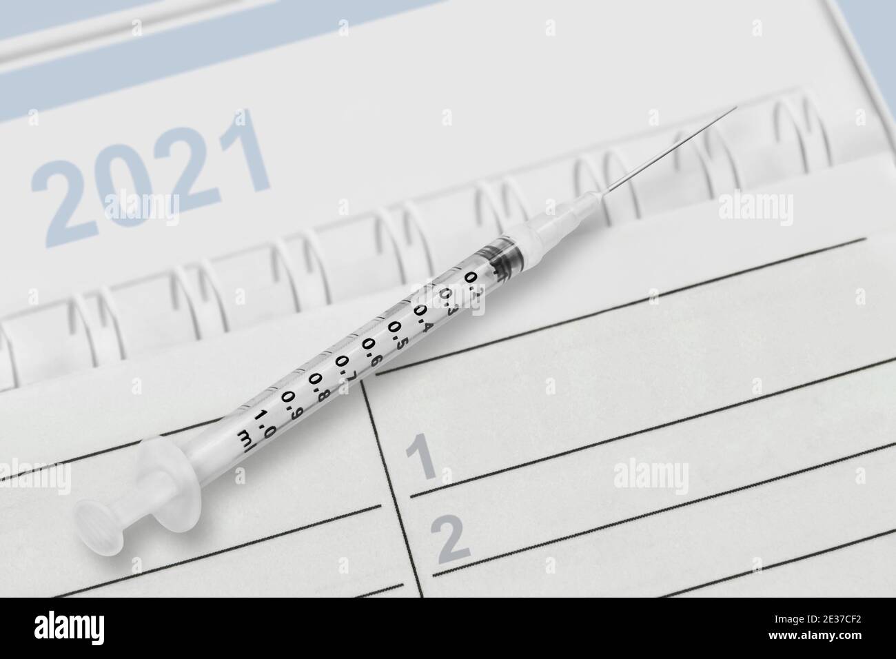Kalender 2021 mit Spritze und Textraum Stock Photo