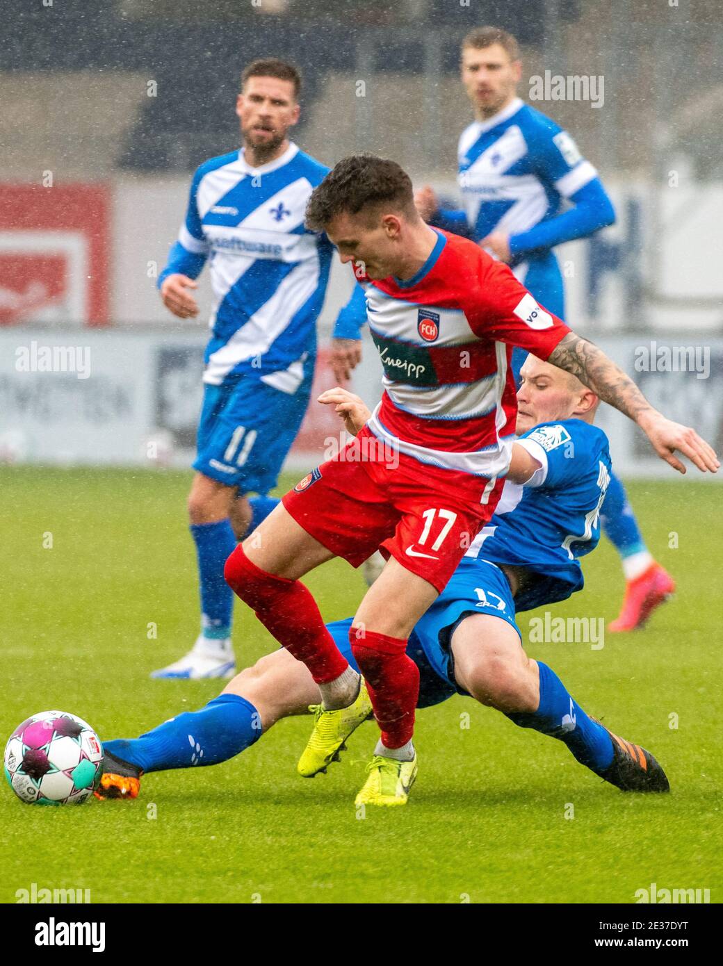 Heidenheim, Germany. 17th Jan, 2021. Soccer: 2. Bundesliga, 1. FC Heidenheim - Darmstadt 98, Matchday 16 at Voith-Arena. Heidenheim's Florian Pick (l) and Darmstadt's Lars Lukas Mai fight for the ball. Credit: Stefan Puchner/dpa - IMPORTANT NOTE: In accordance with the regulations of the DFL Deutsche Fußball Liga and/or the DFB Deutscher Fußball-Bund, it is prohibited to use or have used photographs taken in the stadium and/or of the match in the form of sequence pictures and/or video-like photo series./dpa/Alamy Live News Stock Photo
