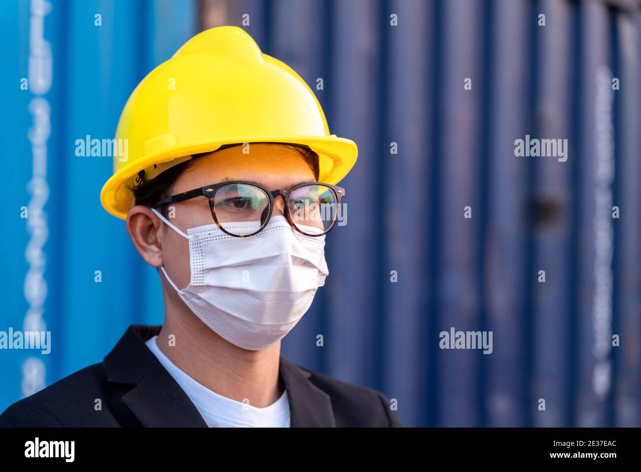 Wearing face masks hi-res stock photography and images - Alamy
