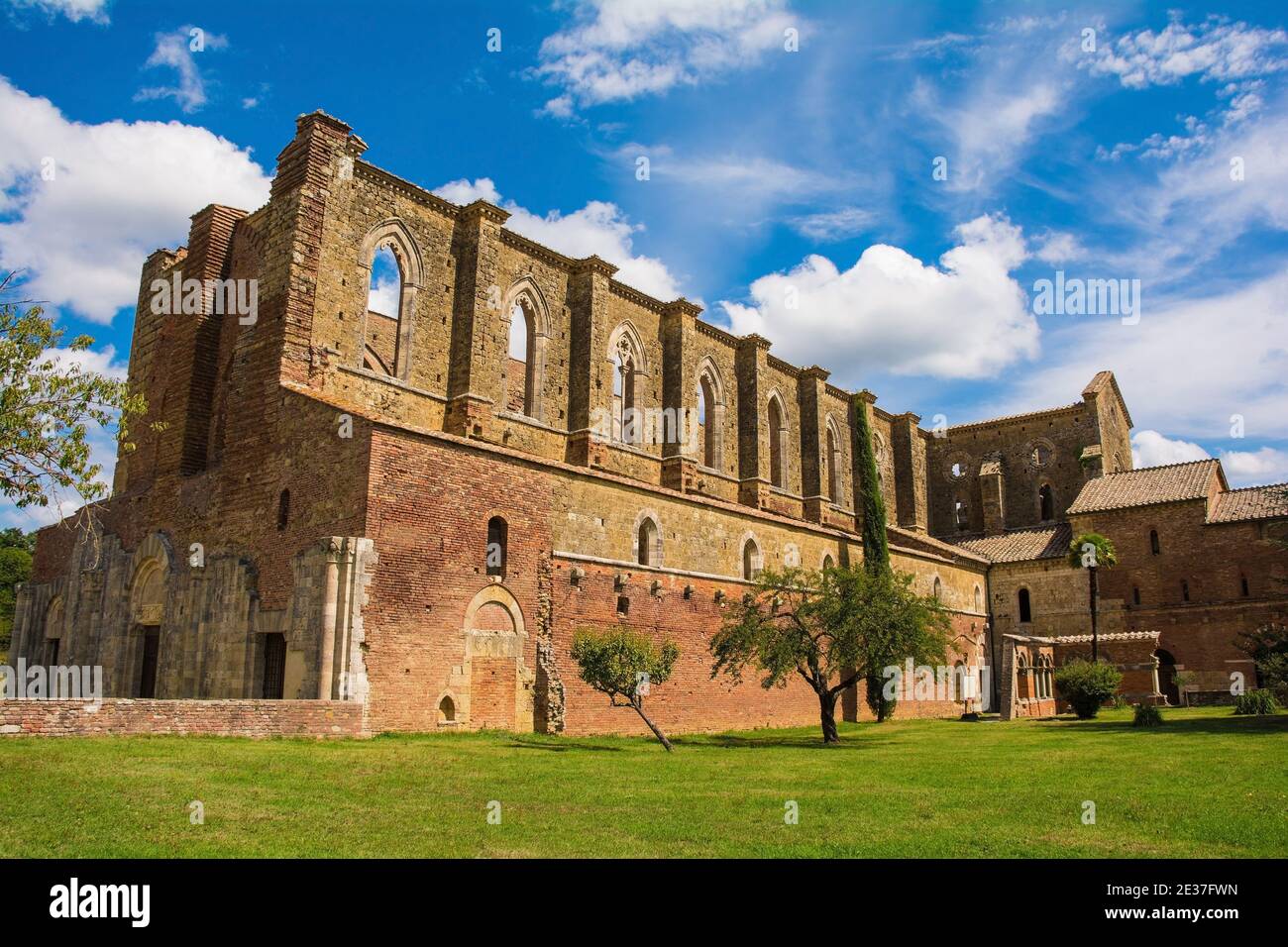 Chiusdino, Italy - 7th Sept 2020. A side view of the roofless San Galgano Abbey in Siena Province, Tuscany, showing arch or radius windows at the top Stock Photo