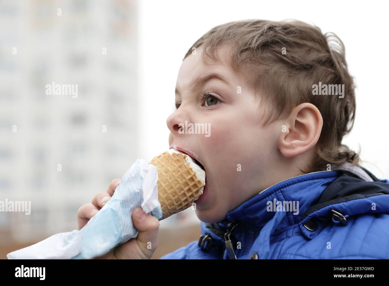 дети едят мороженое. ребенок с мороженым. мороженое и больное горло. девушка кусает мороженое. человек ест мороженое.