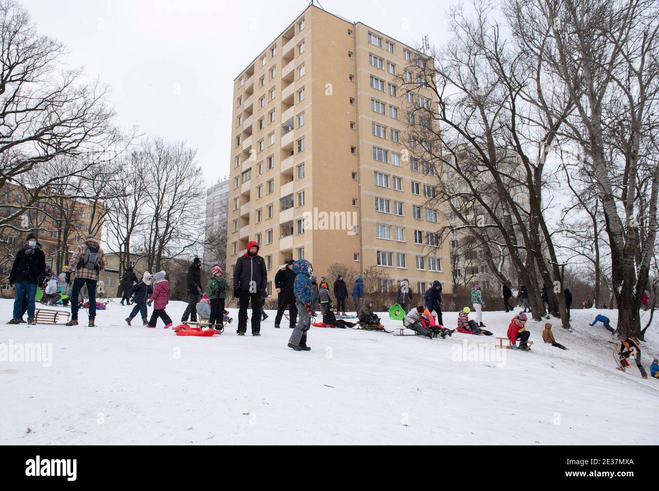 Warsaw, Warsaw, Poland. 17th Jan, 2021. Kids wit for their turn to sled down the slope on January 17, 2021 in Warsaw, Poland. Parents with their kids gathered in Morskie Oko park in Warsaw to sled despite the ongoing coronavirus pandemic. According to the ministry of health, in the last 24 hours Poland has 6055 positive cases with 55,200 tests. 37 people died of Covid-19. Credit: Aleksander Kalka/ZUMA Wire/Alamy Live News Stock Photo