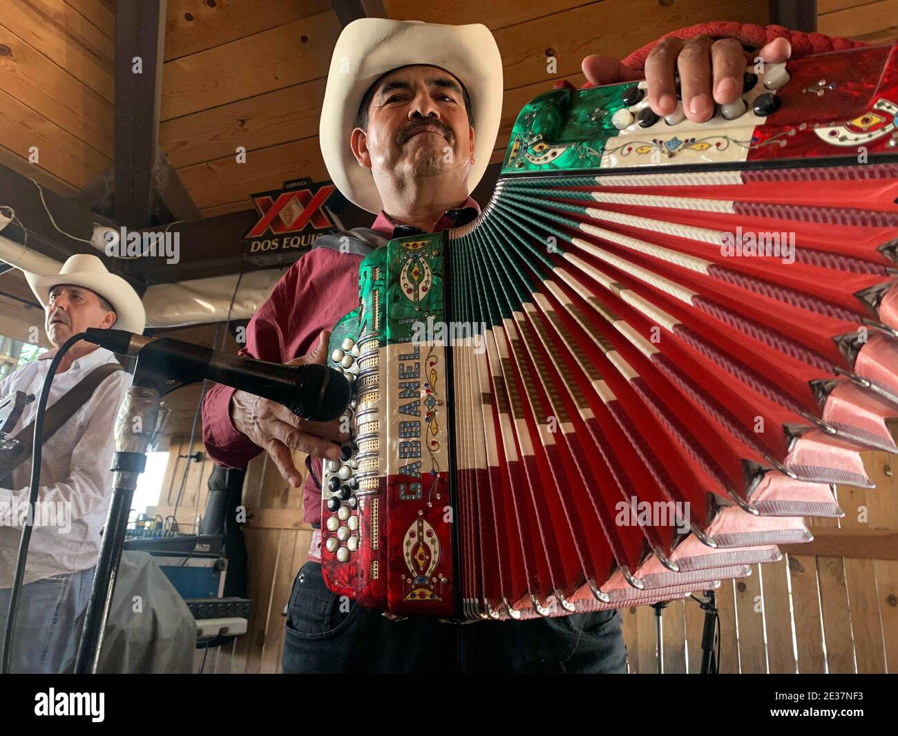 Musician wearing a cowboy hat plays the accordion, northern music. Musico  que viste de sombrero vaquero toca el acordeon, musica norteña Stock Photo  - Alamy