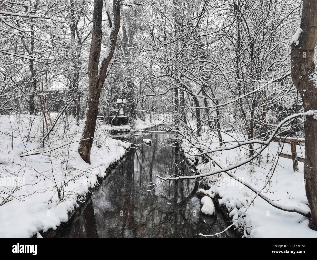 Munich, Bavaria, Germany. 17th Jan, 2021. Scenes from the Pasinger Stadtpark in Munich, Germany during an extended period of steady snowfall. Due to the Corona crisis, such weather presents numerous challenges, particularly for weekend destinations as well as for infection control. Credit: Sachelle Babbar/ZUMA Wire/Alamy Live News Stock Photo