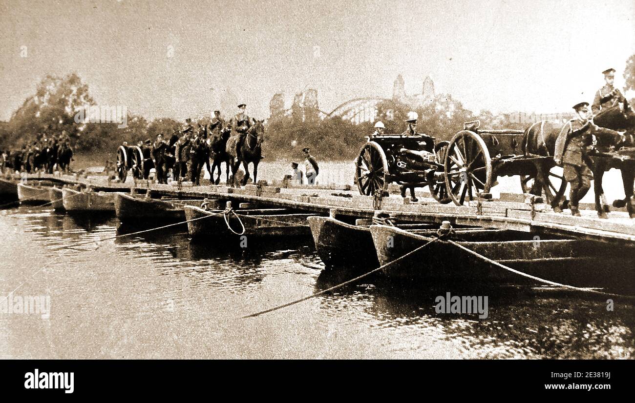 1919 - British Army of Occupation in Germany . - The Royal Artillery and their gun carriages cross the Rhine on a pontoon bridge built by the Royal Engineers. Stock Photo