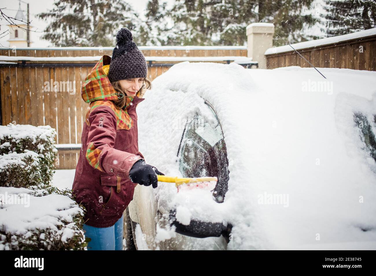 woman cleaning snow from car after blizzard Stock Photo - Alamy