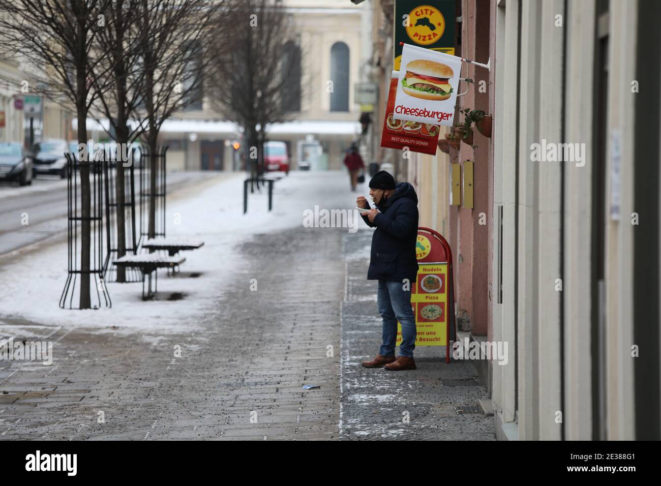 ein Döner Imbiss Kunde verzehrt das bestellte Essen bei -5 grad  Celsius direkt vor dem imbiss in Görlitz auf der Berliner Strasse am 17.01.2021 Stock Photo