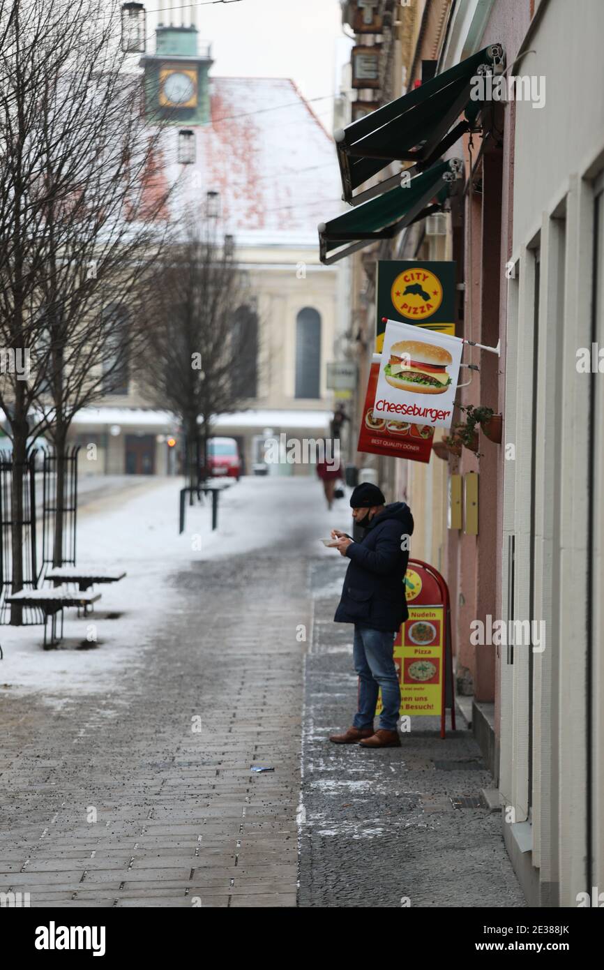 ein Döner Imbiss Kunde verzehrt das bestellte Essen bei -5 grad  Celsius direkt vor dem imbiss in Görlitz auf der Berliner Strasse am 17.01.2021 Stock Photo
