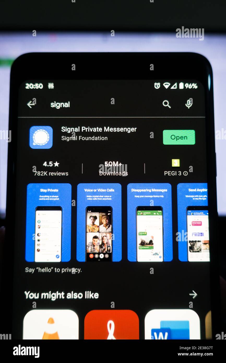 Signal encrypted messaging app providing end-to-end or user to user encryption on playstore Stock Photo