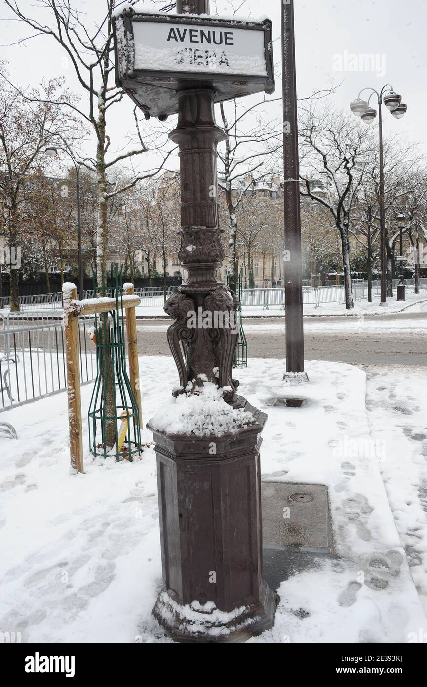 A view of the Place Charles de Gaulle on a snowy day, in Paris, France on December 19, 2010. Photo by Giancarlo Gorassini/ABACAPRESS.COM Stock Photo