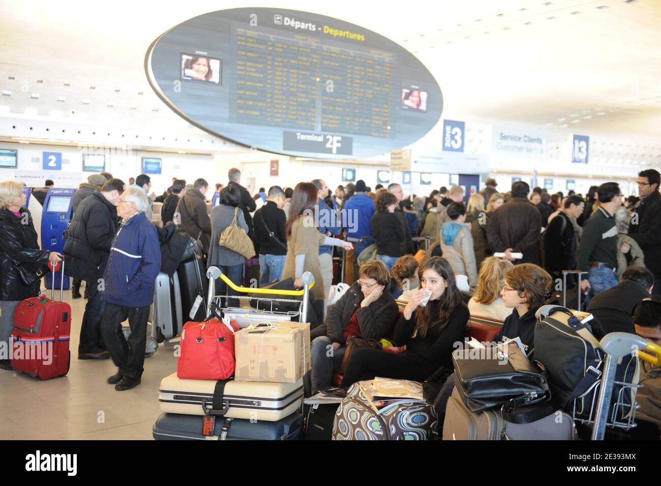 Gorgeous Paris Airports Ordered To Cut Sunday Flights As Heavy Snow Forecast Scene in 4K Gorgeous Paris Airports Ordered To Cut Sunday Flights As Heavy Snow Forecast Scene in 4K