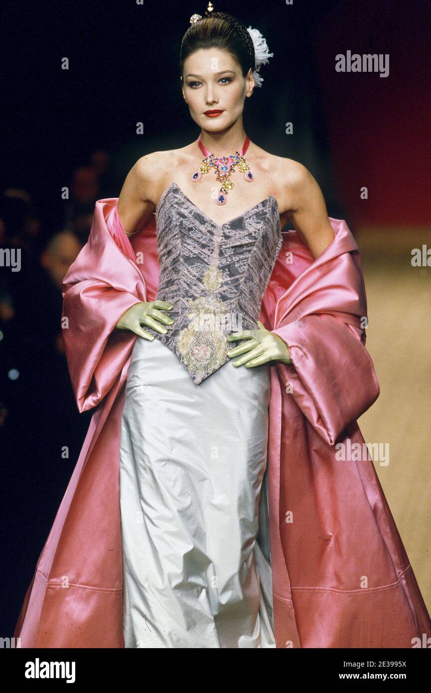 Carla Bruni displays a creation by Christian Lacroix for his Fall/winter  1995/1996 ready-to-wear collection show in Paris, France. Photo by  Mousse/ABACAPRESS.COM Stock Photo - Alamy