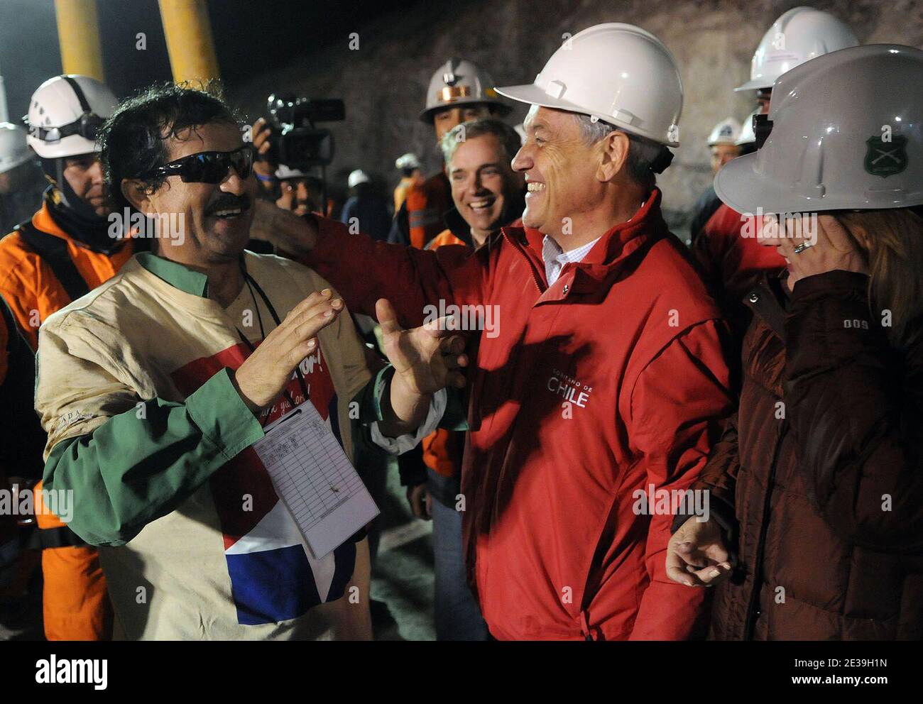 2010 год шахтеры в чили. шахтеры 2010. 33 шахтера в чили 2010 год. шахтеры 2010. шахтеры 2010.