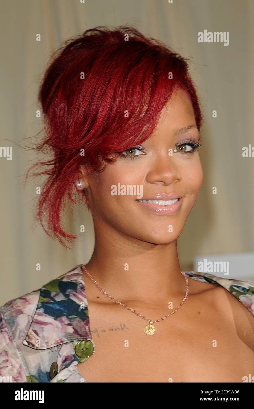 Rihanna signs copies of her new book ñRihanna: Rihannaî at Barnes & Noble store on 5th Avenue in New York City, NY, USA, on October 27, 2010. Photo by Mehdi Taamallah/ABACAPRESS.COM Stock Photo