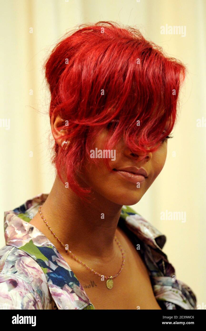 Rihanna signs copies of her new book ñRihanna: Rihannaî at Barnes & Noble store on 5th Avenue in New York City, NY, USA, on October 27, 2010. Photo by Mehdi Taamallah/ABACAPRESS.COM Stock Photo