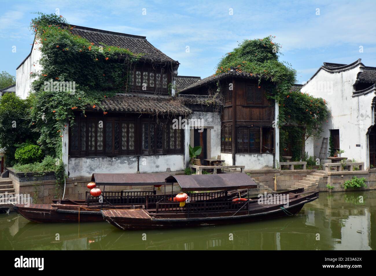 Chinese traditional boats hi-res stock photography and images - Alamy