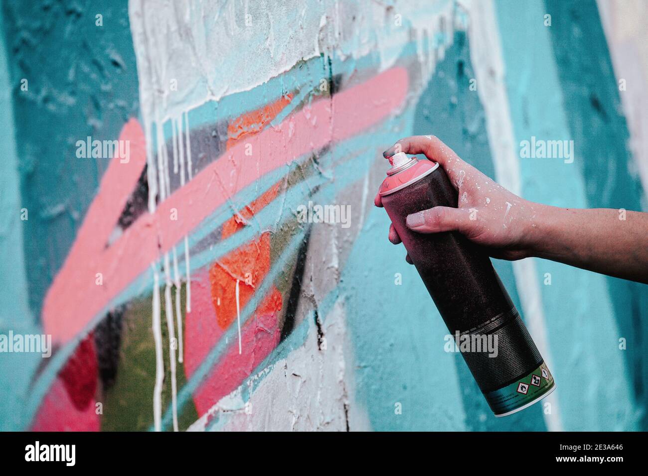 Hand holding spray can graffiti hi-res stock photography and images - Alamy