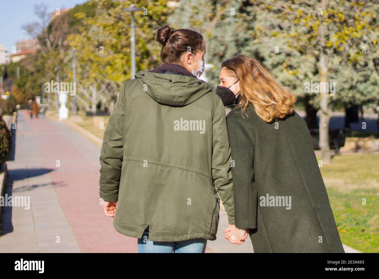 Teen couple walking holding hands hi-res stock photography and images ...