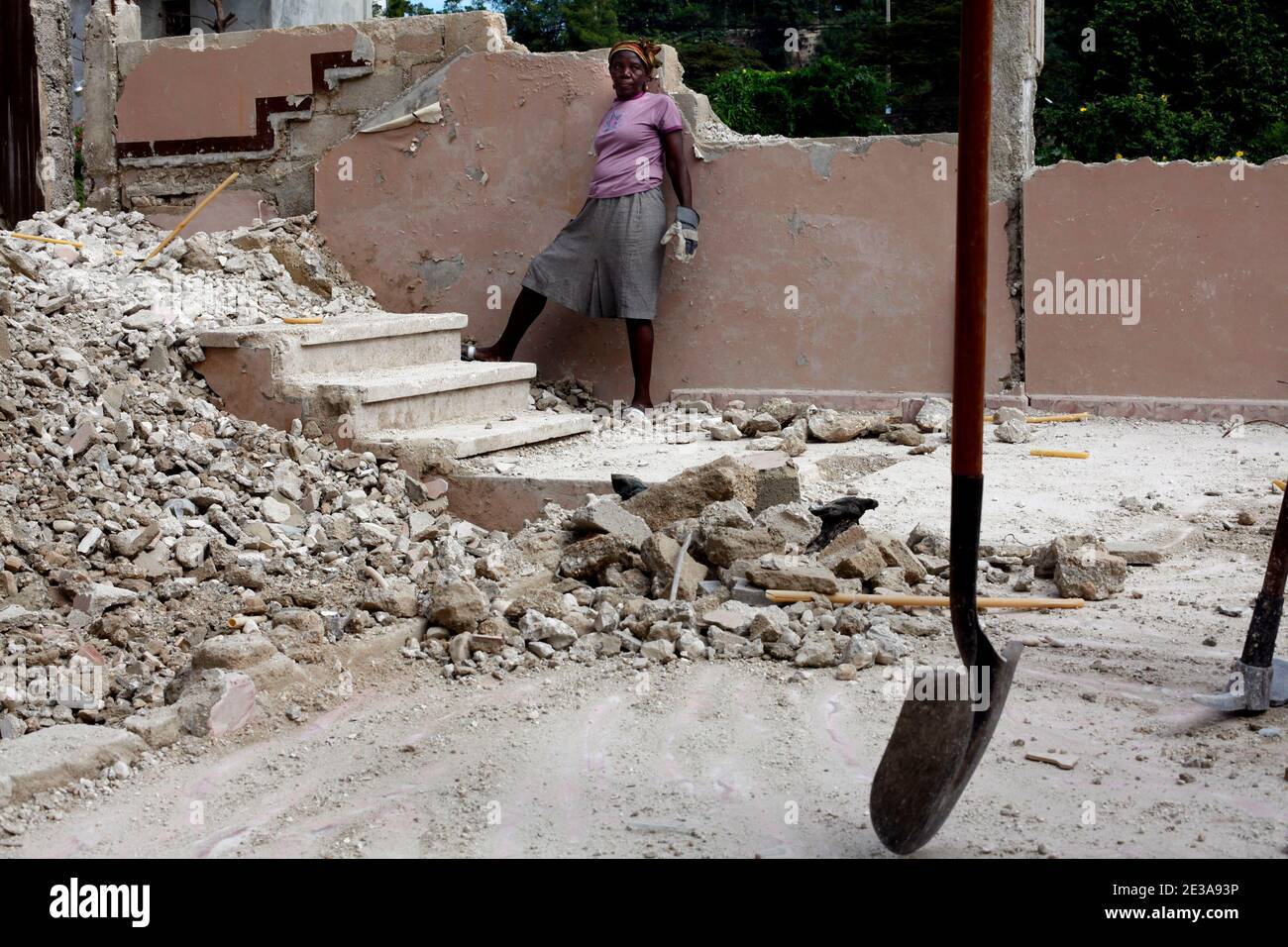 People of the Delmas 9 quarter continue to clear away to be install