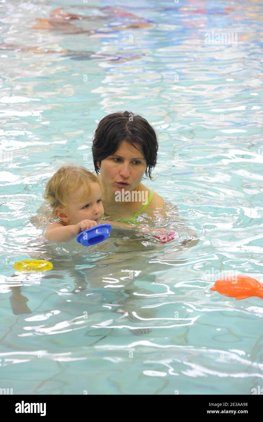 La Federation Francaise De Natation Orginisait Une Seance De Bebe Nageur En Presence De La Championne Du Monde De Natation Roxana Maracineanu Et De Sa Fille Nina Au Bassin Ecole Aux Belles