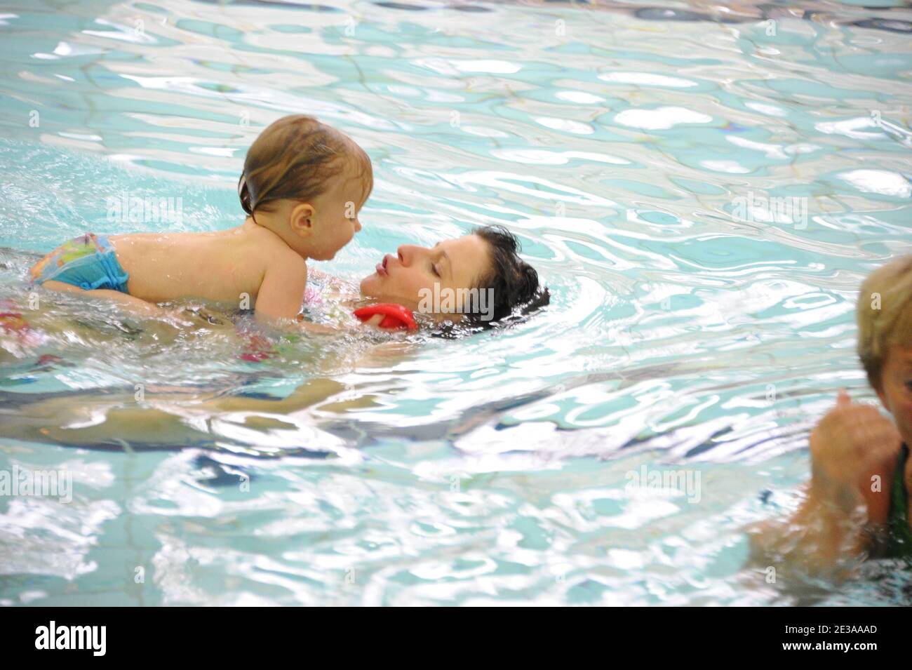 La Federation Francaise De Natation Orginisait Une Seance De Bebe Nageur En Presence De La Championne Du Monde De Natation Roxana Maracineanu Et De Sa Fille Nina Au Bassin Ecole Aux Belles La Federation Francaise De Natation Orginisait Une Seance De Bebe Nageur En Presence De La Championne Du Monde De Natation Roxana Maracineanu Et De Sa Fille Nina Au Bassin Ecole Aux Belles