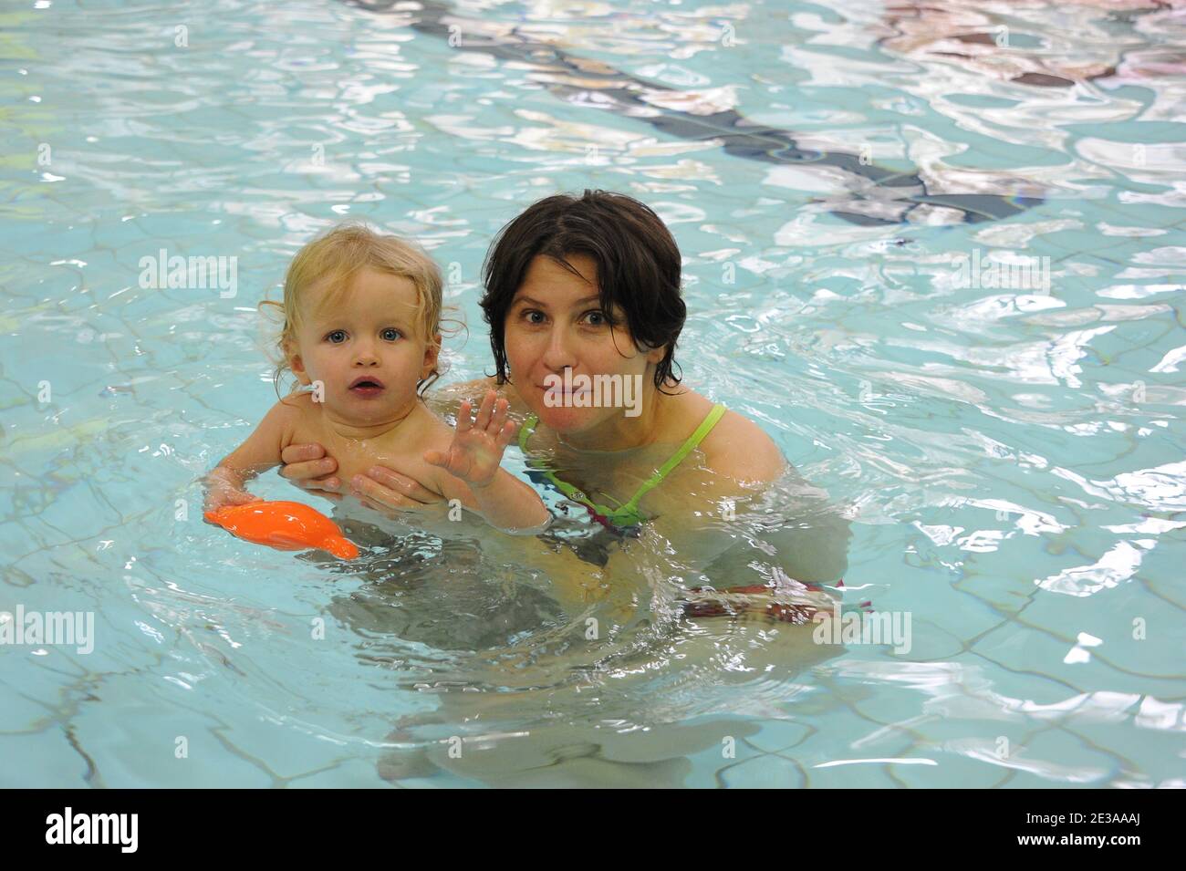 La Federation Francaise De Natation Orginisait Une Seance De Bebe Nageur En Presence De La Championne Du Monde De Natation Roxana Maracineanu Et De Sa Fille Nina Au Bassin Ecole Aux Belles