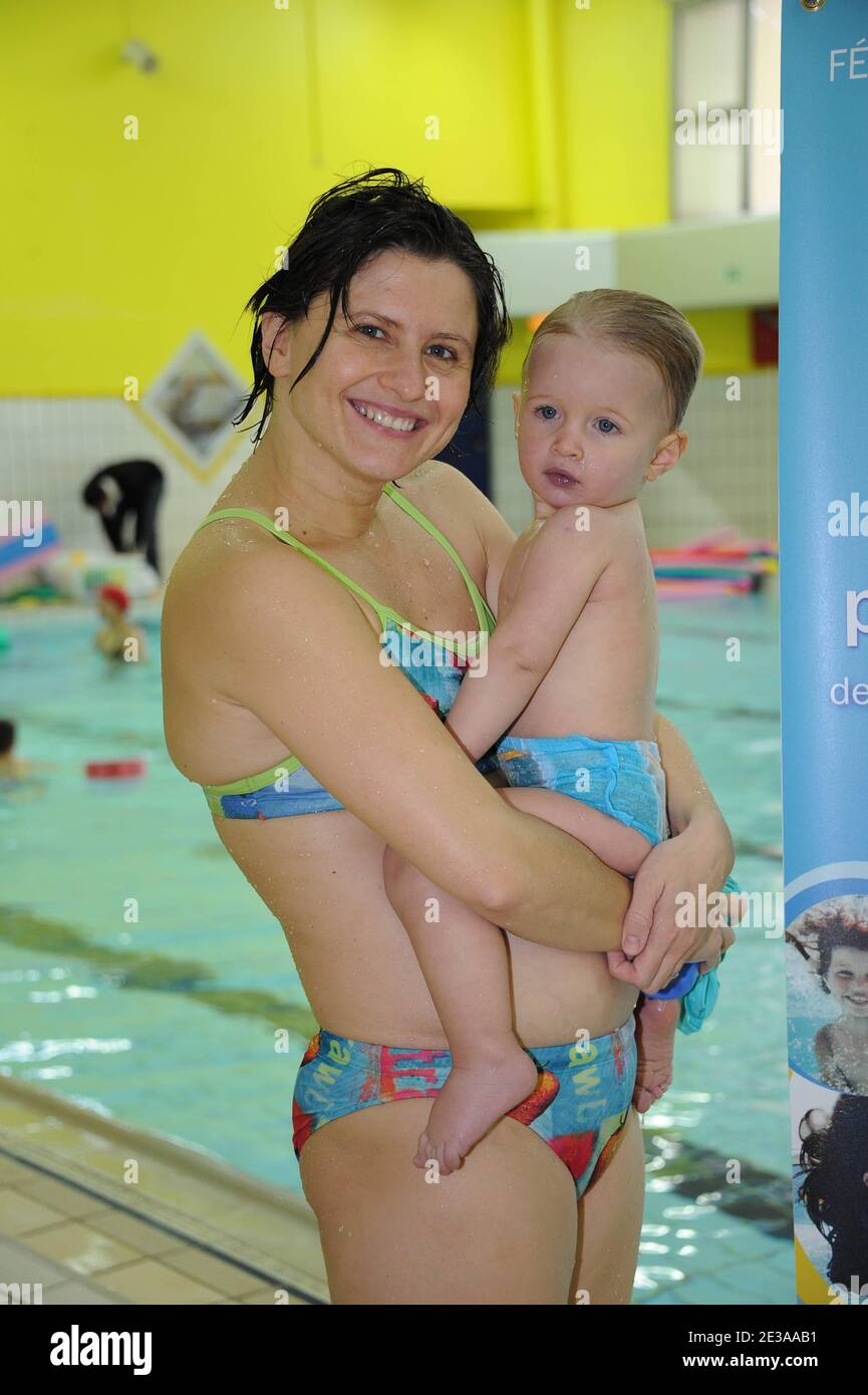 La Federation Francaise de Natation orginisait une seance de bebe nageur en  presence de la championne du monde de natation Roxana Maracineanu et de sa  fille Nina au Bassin Ecole Aux Belles,