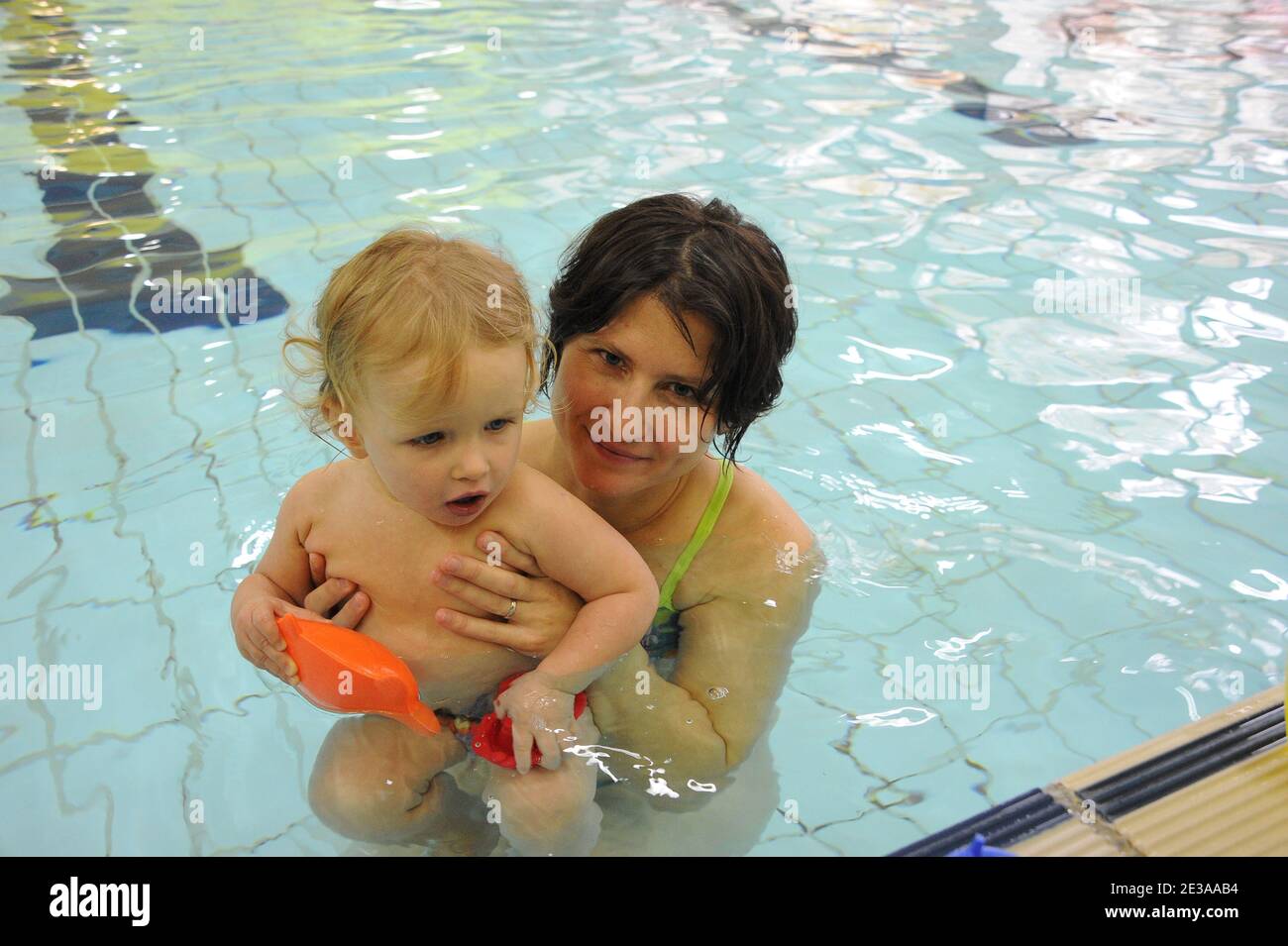 La Federation Francaise De Natation Orginisait Une Seance De Bebe Nageur En Presence De La Championne Du Monde De Natation Roxana Maracineanu Et De Sa Fille Nina Au Bassin Ecole Aux Belles La Federation Francaise De Natation Orginisait Une Seance De Bebe Nageur En Presence De La Championne Du Monde De Natation Roxana Maracineanu Et De Sa Fille Nina Au Bassin Ecole Aux Belles