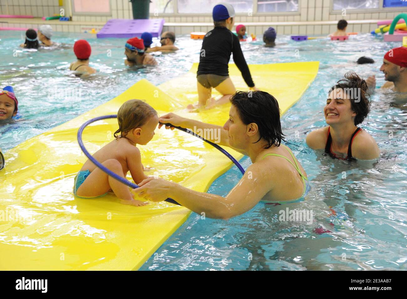 La Federation Francaise de Natation orginisait une seance de bebe nageur en  presence de la championne du monde de natation Roxana Maracineanu et de sa  fille Nina au Bassin Ecole Aux Belles,