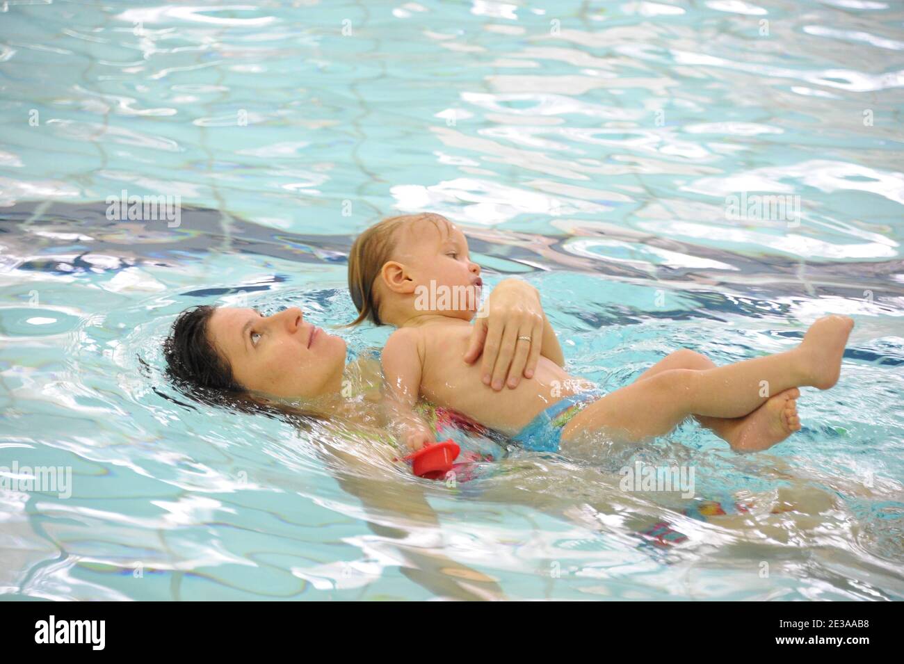 La Federation Francaise De Natation Orginisait Une Seance De Bebe Nageur En Presence De La Championne Du Monde De Natation Roxana Maracineanu Et De Sa Fille Nina Au Bassin Ecole Aux Belles